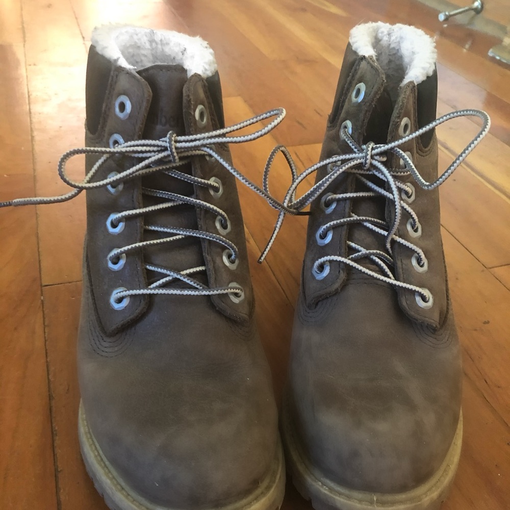 like new! Timberland boots